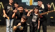 Shelyn Adlyani Hendroharto, drummer cilik berusia 8 tahun asal Sorong, Papua, kembali mencuri perhatian lewat penampilannya di panggung musik. Siswi kelas 3 SD Golden Gate Sorong itu tampil bermain drum bersama grup band Selagi Atmost di Cafe Selagi Dingin, Sorong, Sabtu malam (10/10/2026).