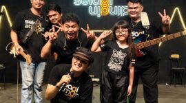Shelyn Adlyani Hendroharto, drummer cilik berusia 8 tahun asal Sorong, Papua, kembali mencuri perhatian lewat penampilannya di panggung musik. Siswi kelas 3 SD Golden Gate Sorong itu tampil bermain drum bersama grup band Selagi Atmost di Cafe Selagi Dingin, Sorong, Sabtu malam (10/10/2026).