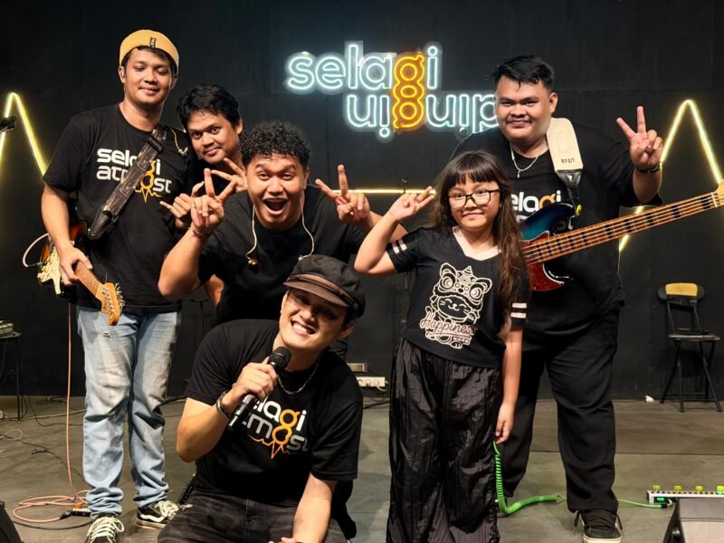 Shelyn Adlyani Hendroharto, drummer cilik berusia 8 tahun asal Sorong, Papua, kembali mencuri perhatian lewat penampilannya di panggung musik. Siswi kelas 3 SD Golden Gate Sorong itu tampil bermain drum bersama grup band Selagi Atmost di Cafe Selagi Dingin, Sorong, Sabtu malam (10/10/2026).