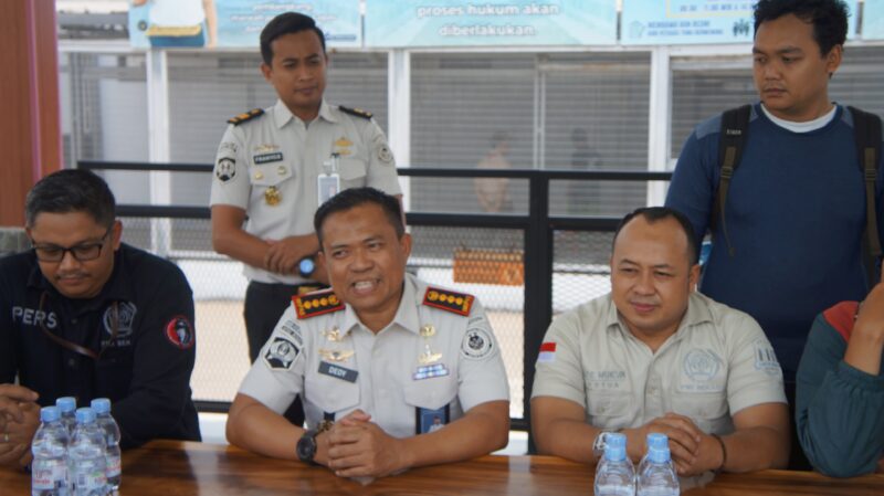 Di tengah derasnya sorotan publik terhadap lembaga pemasyarakatan, Lapas Kelas IIA Bekasi atau Lapas Bulak Kapal memilih membuka pintu bagi insan pers. Bukan sekadar memamerkan fasilitas, langkah ini menjadi kesempatan untuk menguji sejauh mana pelayanan, pembinaan, dan transparansi benar-benar berjalan.