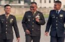 Foto: Kolonel Kav Edward Sitorus (tengah) berjalan bersama dua putranya yang juga berkarier di lingkungan militer. Momen kebersamaan ini menjadi potret kebanggaan seorang ayah yang telah mengabdikan diri selama puluhan tahun di TNI, sekaligus melihat kedua putranya meneruskan semangat pengabdian melalui jalur militer masing-masing.