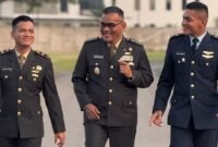 Foto: Kolonel Kav Edward Sitorus (tengah) berjalan bersama dua putranya yang juga berkarier di lingkungan militer. Momen kebersamaan ini menjadi potret kebanggaan seorang ayah yang telah mengabdikan diri selama puluhan tahun di TNI, sekaligus melihat kedua putranya meneruskan semangat pengabdian melalui jalur militer masing-masing.