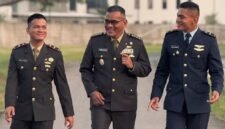 Foto: Kolonel Kav Edward Sitorus (tengah) berjalan bersama dua putranya yang juga berkarier di lingkungan militer. Momen kebersamaan ini menjadi potret kebanggaan seorang ayah yang telah mengabdikan diri selama puluhan tahun di TNI, sekaligus melihat kedua putranya meneruskan semangat pengabdian melalui jalur militer masing-masing.