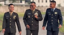 Foto: Kolonel Kav Edward Sitorus (tengah) berjalan bersama dua putranya yang juga berkarier di lingkungan militer. Momen kebersamaan ini menjadi potret kebanggaan seorang ayah yang telah mengabdikan diri selama puluhan tahun di TNI, sekaligus melihat kedua putranya meneruskan semangat pengabdian melalui jalur militer masing-masing.