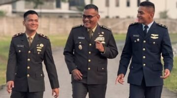 Foto: Kolonel Kav Edward Sitorus (tengah) berjalan bersama dua putranya yang juga berkarier di lingkungan militer. Momen kebersamaan ini menjadi potret kebanggaan seorang ayah yang telah mengabdikan diri selama puluhan tahun di TNI, sekaligus melihat kedua putranya meneruskan semangat pengabdian melalui jalur militer masing-masing.