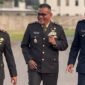 Foto: Kolonel Kav Edward Sitorus (tengah) berjalan bersama dua putranya yang juga berkarier di lingkungan militer. Momen kebersamaan ini menjadi potret kebanggaan seorang ayah yang telah mengabdikan diri selama puluhan tahun di TNI, sekaligus melihat kedua putranya meneruskan semangat pengabdian melalui jalur militer masing-masing.