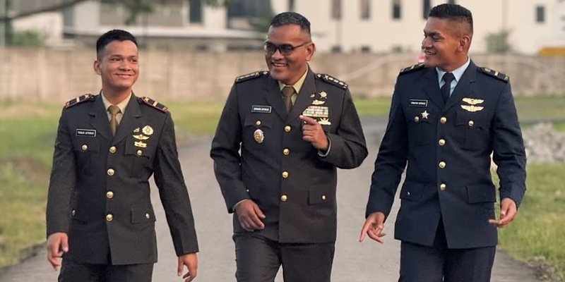 Foto: Kolonel Kav Edward Sitorus (tengah) berjalan bersama dua putranya yang juga berkarier di lingkungan militer. Momen kebersamaan ini menjadi potret kebanggaan seorang ayah yang telah mengabdikan diri selama puluhan tahun di TNI, sekaligus melihat kedua putranya meneruskan semangat pengabdian melalui jalur militer masing-masing.