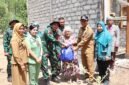Foto: Satgas TMMD ke-130 Kodim 0807/Tulungagung bersama jajaran pemerintah daerah menyerahkan bantuan kepada Mbah Waqilah, 95 tahun, di depan rumahnya yang tengah direhabilitasi melalui program Rumah Tidak Layak Huni (RTLH) di Dusun Secang, Desa Pojok, Kecamatan Campurdarat, Kabupaten Tulungagung, Rabu (14/10/2026).