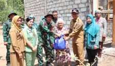 Foto: Satgas TMMD ke-130 Kodim 0807/Tulungagung bersama jajaran pemerintah daerah menyerahkan bantuan kepada Mbah Waqilah, 95 tahun, di depan rumahnya yang tengah direhabilitasi melalui program Rumah Tidak Layak Huni (RTLH) di Dusun Secang, Desa Pojok, Kecamatan Campurdarat, Kabupaten Tulungagung, Rabu (14/10/2026).