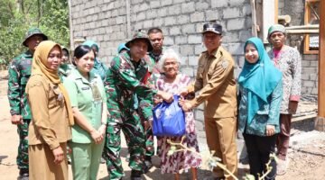 Foto: Satgas TMMD ke-130 Kodim 0807/Tulungagung bersama jajaran pemerintah daerah menyerahkan bantuan kepada Mbah Waqilah, 95 tahun, di depan rumahnya yang tengah direhabilitasi melalui program Rumah Tidak Layak Huni (RTLH) di Dusun Secang, Desa Pojok, Kecamatan Campurdarat, Kabupaten Tulungagung, Rabu (14/10/2026).
