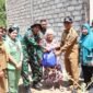 Foto: Satgas TMMD ke-130 Kodim 0807/Tulungagung bersama jajaran pemerintah daerah menyerahkan bantuan kepada Mbah Waqilah, 95 tahun, di depan rumahnya yang tengah direhabilitasi melalui program Rumah Tidak Layak Huni (RTLH) di Dusun Secang, Desa Pojok, Kecamatan Campurdarat, Kabupaten Tulungagung, Rabu (14/10/2026).