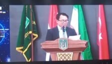 Foto: Ketua Pelaksana The 3rd International Conference on Global Issues (ICGI) 2026, Dr. Robi Nurhadi, menyampaikan sambutan dalam konferensi internasional bertema Beyond 2030: Redefining Global Resilience in the Age of Polycrisis di Auditorium Cyber Universitas Nasional (UNAS), Jakarta.