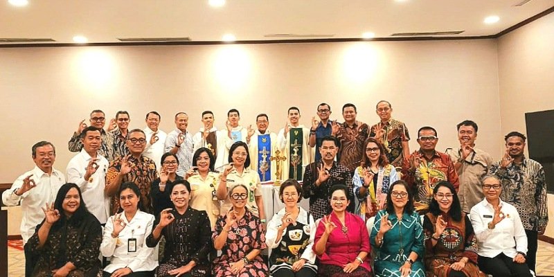 Foto: Panitia dan peserta persiapan kontingen Indonesia untuk Pèlerinage Militaire International (PMI) 2027 berfoto bersama usai rapat pleno dan Perayaan Ekaristi di Balai Kartini, Jakarta, Kamis (15/10/2026). 