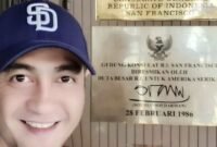 Foto: Ferry Irawan berfoto di depan Gedung Konsulat Jenderal Republik Indonesia di San Francisco, Amerika Serikat. 