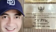Foto: Ferry Irawan berfoto di depan Gedung Konsulat Jenderal Republik Indonesia di San Francisco, Amerika Serikat. 