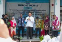 Foto: Menko PMK Sugiono menyampaikan keterangan saat meninjau pelaksanaan Program Cek Kesehatan Gratis (CKG) Sekolah di SMP Negeri 202, Duren Sawit, Jakarta Timur, Kamis (15/10/2026).