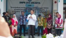 Foto: Menko PMK Sugiono menyampaikan keterangan saat meninjau pelaksanaan Program Cek Kesehatan Gratis (CKG) Sekolah di SMP Negeri 202, Duren Sawit, Jakarta Timur, Kamis (15/10/2026).
