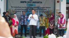 Foto: Menko PMK Sugiono menyampaikan keterangan saat meninjau pelaksanaan Program Cek Kesehatan Gratis (CKG) Sekolah di SMP Negeri 202, Duren Sawit, Jakarta Timur, Kamis (15/10/2026).