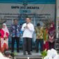 Foto: Menko PMK Sugiono menyampaikan keterangan saat meninjau pelaksanaan Program Cek Kesehatan Gratis (CKG) Sekolah di SMP Negeri 202, Duren Sawit, Jakarta Timur, Kamis (15/10/2026).
