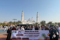 Foto: Rombongan santri Pondok Pesantren Tarbiyatul Falah Al-Malikiyyah, Cikulur, Kabupaten Lebak, Banten, berfoto bersama di depan salah satu masjid di Madinah.