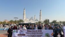 Foto: Rombongan santri Pondok Pesantren Tarbiyatul Falah Al-Malikiyyah, Cikulur, Kabupaten Lebak, Banten, berfoto bersama di depan salah satu masjid di Madinah.