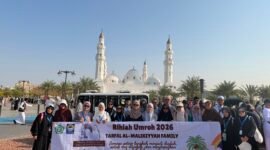 Foto: Rombongan santri Pondok Pesantren Tarbiyatul Falah Al-Malikiyyah, Cikulur, Kabupaten Lebak, Banten, berfoto bersama di depan salah satu masjid di Madinah.