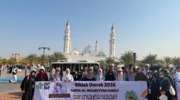 Foto: Rombongan santri Pondok Pesantren Tarbiyatul Falah Al-Malikiyyah, Cikulur, Kabupaten Lebak, Banten, berfoto bersama di depan salah satu masjid di Madinah.
