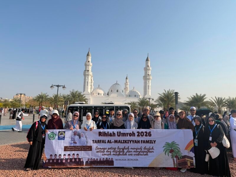 Foto: Rombongan santri Pondok Pesantren Tarbiyatul Falah Al-Malikiyyah, Cikulur, Kabupaten Lebak, Banten, berfoto bersama di depan salah satu masjid di Madinah.