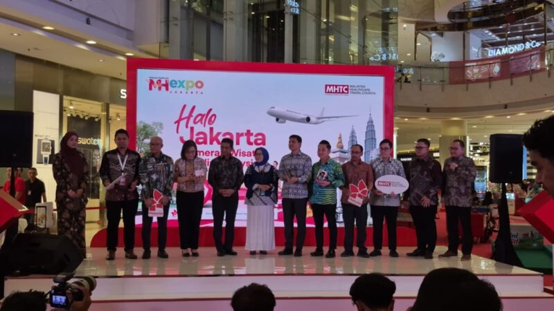 Foto: Sejumlah perwakilan Malaysia Healthcare Travel Council (MHTC), rumah sakit, dan mitra pariwisata berfoto bersama saat pembukaan Malaysia Healthcare Expo (MHX) Jakarta 2026 di Laguna Atrium, Central Park Mall, Jakarta Barat, Jumat (16/10/2026).