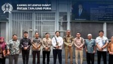 Foto: Hakim Pengawas dan Pengamat (Wasmat) Pengadilan Negeri Stabat bersama jajaran Rumah Tahanan Negara (Rutan) Tanjung Pura berfoto bersama usai kunjungan kerja di Rutan Tanjung Pura, Kabupaten Langkat, Sumatera Utara, Jumat (16/10/2026).
