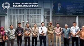 Foto: Hakim Pengawas dan Pengamat (Wasmat) Pengadilan Negeri Stabat bersama jajaran Rumah Tahanan Negara (Rutan) Tanjung Pura berfoto bersama usai kunjungan kerja di Rutan Tanjung Pura, Kabupaten Langkat, Sumatera Utara, Jumat (16/10/2026). 
