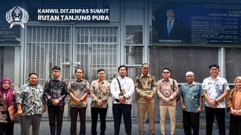 Foto: Hakim Pengawas dan Pengamat (Wasmat) Pengadilan Negeri Stabat bersama jajaran Rumah Tahanan Negara (Rutan) Tanjung Pura berfoto bersama usai kunjungan kerja di Rutan Tanjung Pura, Kabupaten Langkat, Sumatera Utara, Jumat (16/10/2026). 