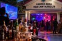 Foto: Ilustrasi dugaan penyalahgunaan gedung Kantor Desa Kertawinangun, Kecamatan Kandanghaur, Kabupaten Indramayu, untuk kegiatan karaoke dan pesta minuman keras (miras). Perhimpunan Wartawan Hukum Indonesia (PWHI) mendesak Bupati Indramayu Lucky Hakim menindaklanjuti informasi tersebut melalui klarifikasi dan pemeriksaan menyeluruh. Hingga Minggu (18/10/2026).