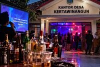 Foto: Ilustrasi dugaan penyalahgunaan gedung Kantor Desa Kertawinangun, Kecamatan Kandanghaur, Kabupaten Indramayu, untuk kegiatan karaoke dan pesta minuman keras (miras). Perhimpunan Wartawan Hukum Indonesia (PWHI) mendesak Bupati Indramayu Lucky Hakim menindaklanjuti informasi tersebut melalui klarifikasi dan pemeriksaan menyeluruh. Hingga Minggu (18/10/2026).