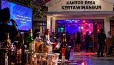 Foto: Ilustrasi dugaan penyalahgunaan gedung Kantor Desa Kertawinangun, Kecamatan Kandanghaur, Kabupaten Indramayu, untuk kegiatan karaoke dan pesta minuman keras (miras). Perhimpunan Wartawan Hukum Indonesia (PWHI) mendesak Bupati Indramayu Lucky Hakim menindaklanjuti informasi tersebut melalui klarifikasi dan pemeriksaan menyeluruh. Hingga Minggu (18/10/2026).