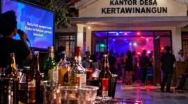 Foto: Ilustrasi dugaan penyalahgunaan gedung Kantor Desa Kertawinangun, Kecamatan Kandanghaur, Kabupaten Indramayu, untuk kegiatan karaoke dan pesta minuman keras (miras). Perhimpunan Wartawan Hukum Indonesia (PWHI) mendesak Bupati Indramayu Lucky Hakim menindaklanjuti informasi tersebut melalui klarifikasi dan pemeriksaan menyeluruh. Hingga Minggu (18/10/2026).