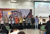 Foto: Sejumlah narasumber dan peserta berfoto bersama dalam kegiatan KPU Goes to Campus di Kampus 3 Universitas Katolik Indonesia Atma Jaya, BSD, Tangerang. Kegiatan ini mengangkat tema pemilih berintegritas dan demokrasi berkualitas, sekaligus mendorong generasi muda agar cerdas, kritis, dan bertanggung jawab dalam menggunakan hak pilih di era digital menjelang Pemilu 2029.