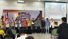 Foto: Sejumlah narasumber dan peserta berfoto bersama dalam kegiatan KPU Goes to Campus di Kampus 3 Universitas Katolik Indonesia Atma Jaya, BSD, Tangerang. Kegiatan ini mengangkat tema pemilih berintegritas dan demokrasi berkualitas, sekaligus mendorong generasi muda agar cerdas, kritis, dan bertanggung jawab dalam menggunakan hak pilih di era digital menjelang Pemilu 2029.