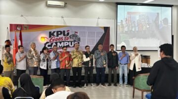 Foto: Sejumlah narasumber dan peserta berfoto bersama dalam kegiatan KPU Goes to Campus di Kampus 3 Universitas Katolik Indonesia Atma Jaya, BSD, Tangerang. Kegiatan ini mengangkat tema pemilih berintegritas dan demokrasi berkualitas, sekaligus mendorong generasi muda agar cerdas, kritis, dan bertanggung jawab dalam menggunakan hak pilih di era digital menjelang Pemilu 2029.
