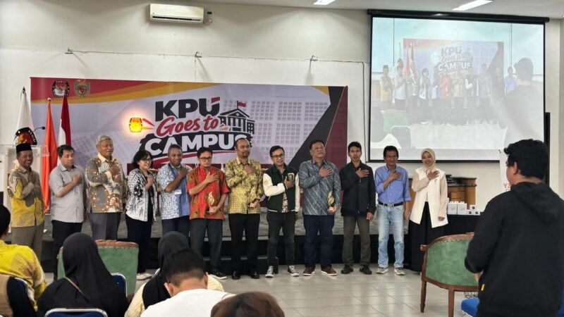 Foto: Sejumlah narasumber dan peserta berfoto bersama dalam kegiatan KPU Goes to Campus di Kampus 3 Universitas Katolik Indonesia Atma Jaya, BSD, Tangerang. Kegiatan ini mengangkat tema pemilih berintegritas dan demokrasi berkualitas, sekaligus mendorong generasi muda agar cerdas, kritis, dan bertanggung jawab dalam menggunakan hak pilih di era digital menjelang Pemilu 2029.