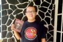 Foto: Yudhie Haryono, CEO Nusantara Centre, menunjukkan buku Kritik Ekonomi Politik karya Karl Marx. Yudhie mendorong pengembangan ekonomi heterodoks sebagai alternatif untuk mewujudkan kemandirian ekonomi, kedaulatan rakyat, dan keadilan sosial di Indonesia.