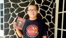 Foto: Yudhie Haryono, CEO Nusantara Centre, menunjukkan buku Kritik Ekonomi Politik karya Karl Marx. Yudhie mendorong pengembangan ekonomi heterodoks sebagai alternatif untuk mewujudkan kemandirian ekonomi, kedaulatan rakyat, dan keadilan sosial di Indonesia.