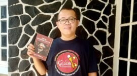 Foto: Yudhie Haryono, CEO Nusantara Centre, menunjukkan buku Kritik Ekonomi Politik karya Karl Marx. Yudhie mendorong pengembangan ekonomi heterodoks sebagai alternatif untuk mewujudkan kemandirian ekonomi, kedaulatan rakyat, dan keadilan sosial di Indonesia.