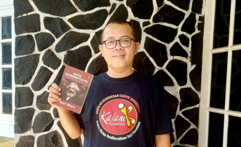 Foto: Yudhie Haryono, CEO Nusantara Centre, menunjukkan buku Kritik Ekonomi Politik karya Karl Marx. Yudhie mendorong pengembangan ekonomi heterodoks sebagai alternatif untuk mewujudkan kemandirian ekonomi, kedaulatan rakyat, dan keadilan sosial di Indonesia.