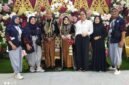 Foto: Pasangan pengantin Rahmawati dan Farid Arfian berfoto bersama tim JM Wedding Organizer (WO) dan Nadya Wedding by Yani Leksono di Saung Bogania, Cibinong, Kabupaten Bogor, Senin (19/10/2026).