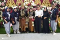Foto: Pasangan pengantin Rahmawati dan Farid Arfian berfoto bersama tim JM Wedding Organizer (WO) dan Nadya Wedding by Yani Leksono di Saung Bogania, Cibinong, Kabupaten Bogor, Senin (19/10/2026).
