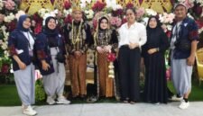 Foto: Pasangan pengantin Rahmawati dan Farid Arfian berfoto bersama tim JM Wedding Organizer (WO) dan Nadya Wedding by Yani Leksono di Saung Bogania, Cibinong, Kabupaten Bogor, Senin (19/10/2026).