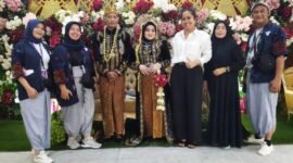 Foto: Pasangan pengantin Rahmawati dan Farid Arfian berfoto bersama tim JM Wedding Organizer (WO) dan Nadya Wedding by Yani Leksono di Saung Bogania, Cibinong, Kabupaten Bogor, Senin (19/10/2026).