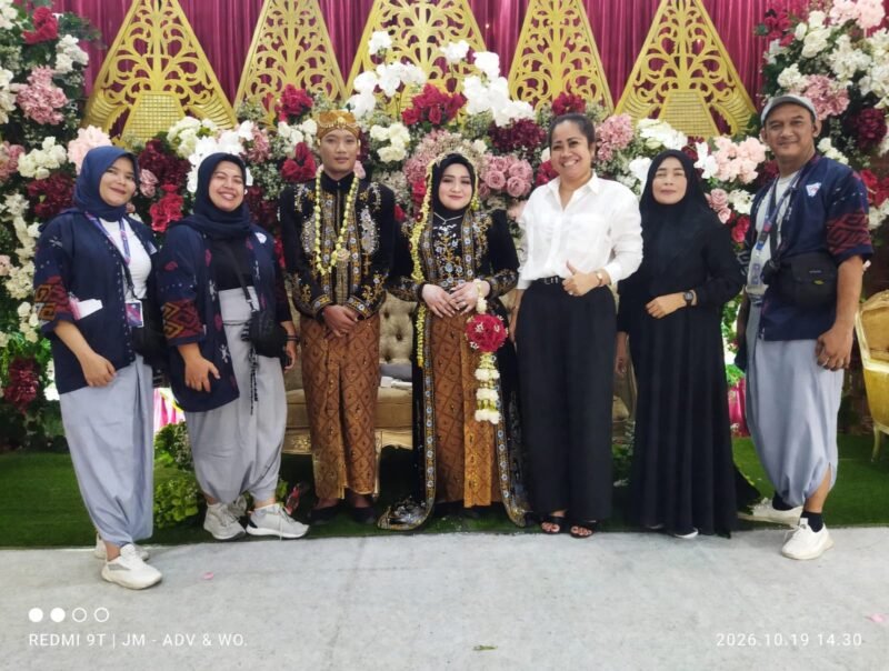 Foto: Pasangan pengantin Rahmawati dan Farid Arfian berfoto bersama tim JM Wedding Organizer (WO) dan Nadya Wedding by Yani Leksono di Saung Bogania, Cibinong, Kabupaten Bogor, Senin (19/10/2026).
