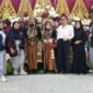Foto: Pasangan pengantin Rahmawati dan Farid Arfian berfoto bersama tim JM Wedding Organizer (WO) dan Nadya Wedding by Yani Leksono di Saung Bogania, Cibinong, Kabupaten Bogor, Senin (19/10/2026).